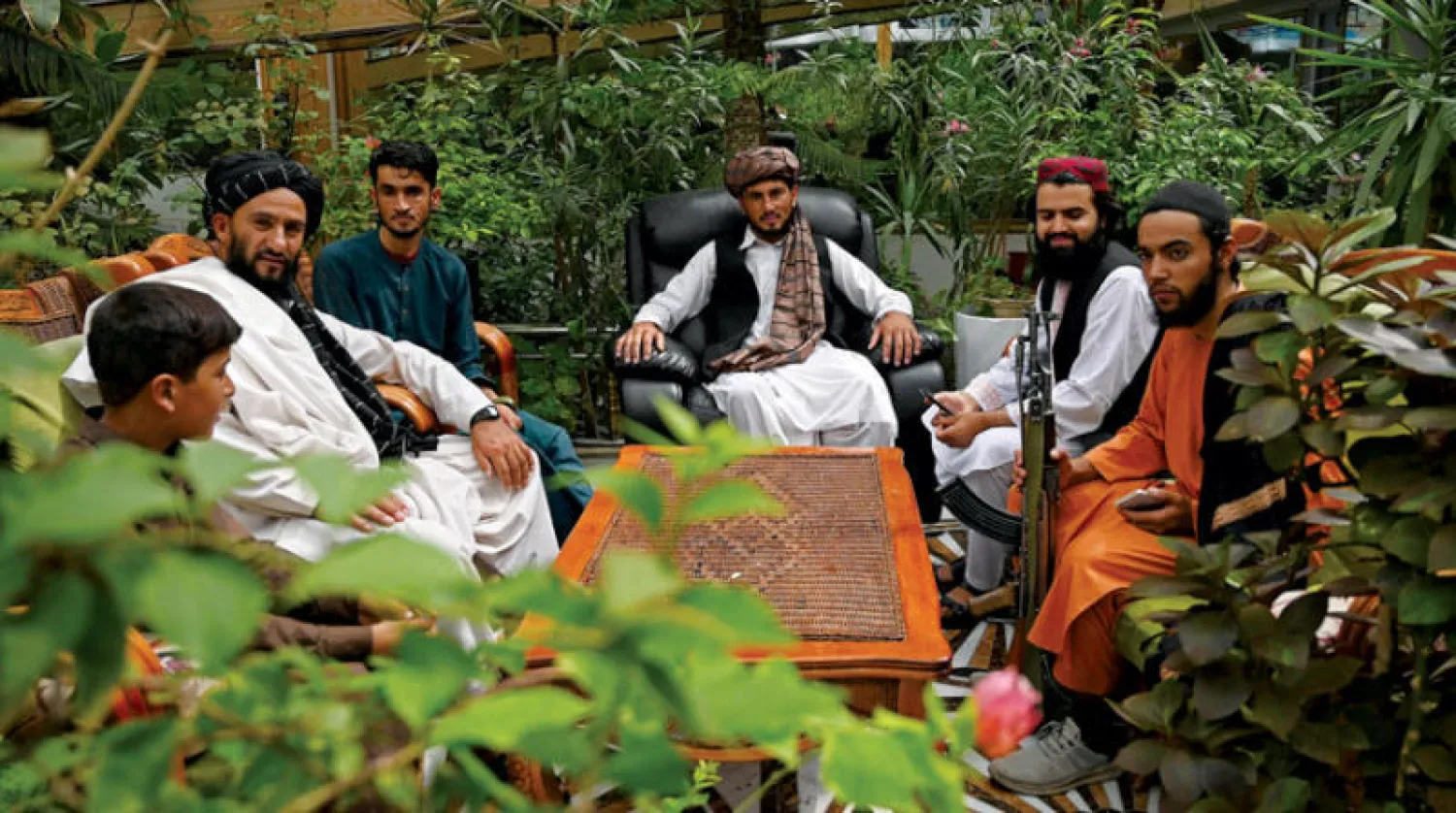 عناصر من «طالبان» في حديقة قصر دوستم بضواحي كابل (أ.ف.ب)