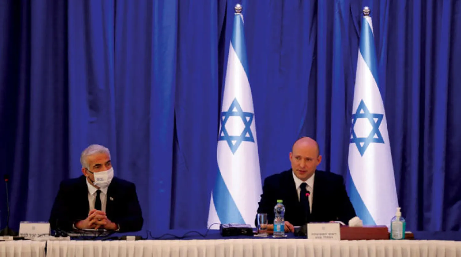 بنيت في جلسة الحكومة أمس ويبدو وزير الخارجية يائير لبيد (رويترز)