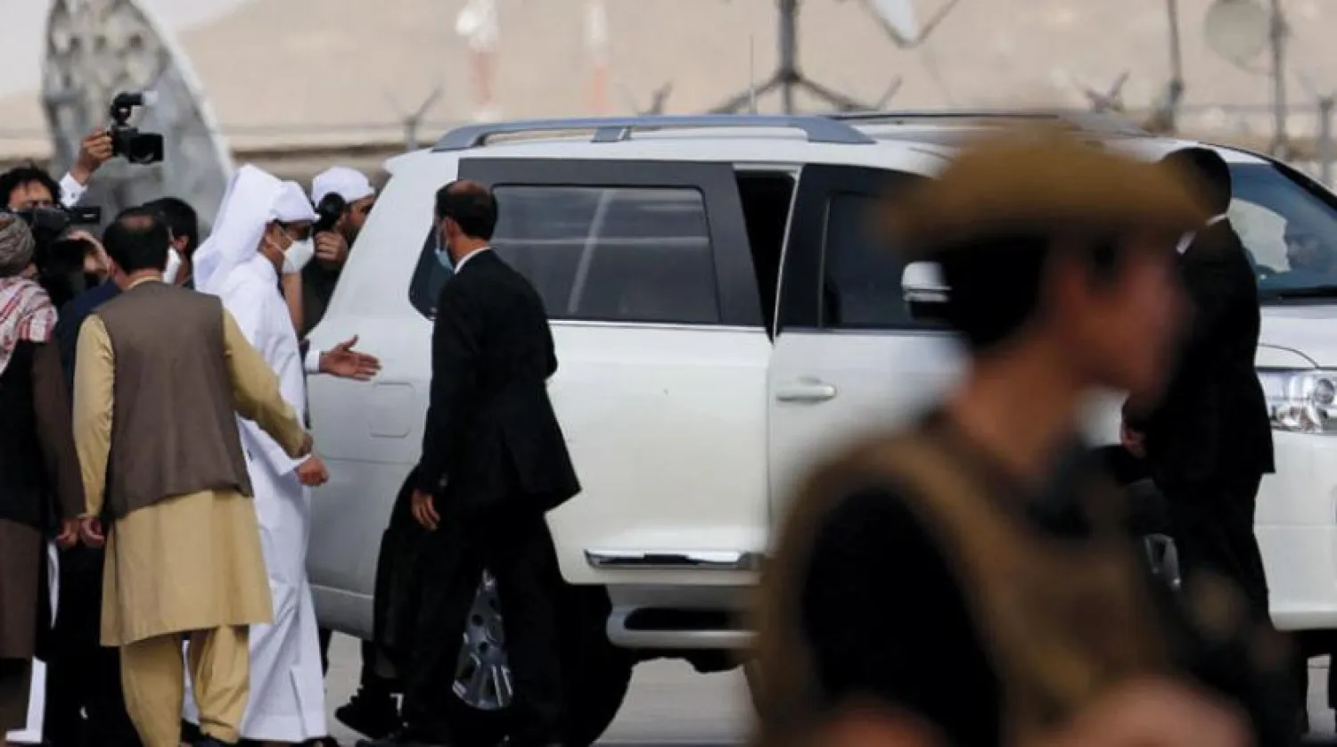 Katar Dışişleri Bakanı dün Kabil Havalimanı'na vardığında (AFP)
