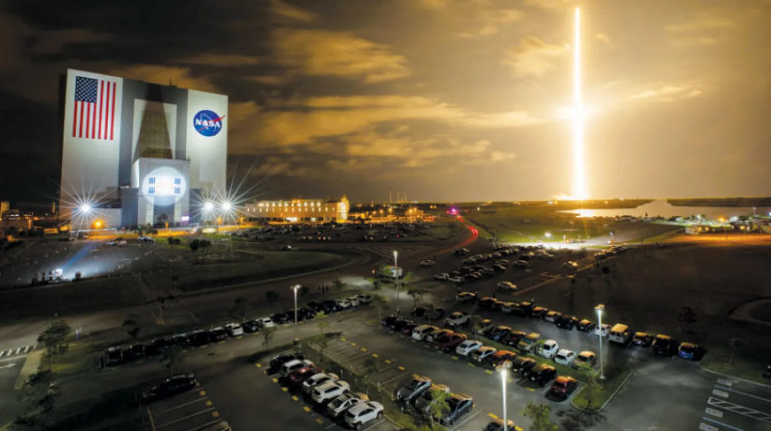 صاروخ «سبايس إكس» يستعد لنقل 4 ركاب سيقضون 3 أيام في الفضاء (رويترز)