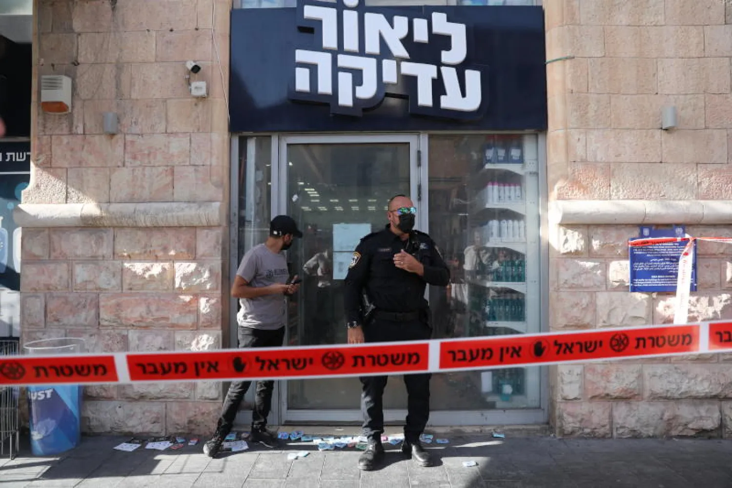 أفراد من الشرطة الإسرائيلية في موقع الحادث بمدينة القدس (إ.ب.أ)