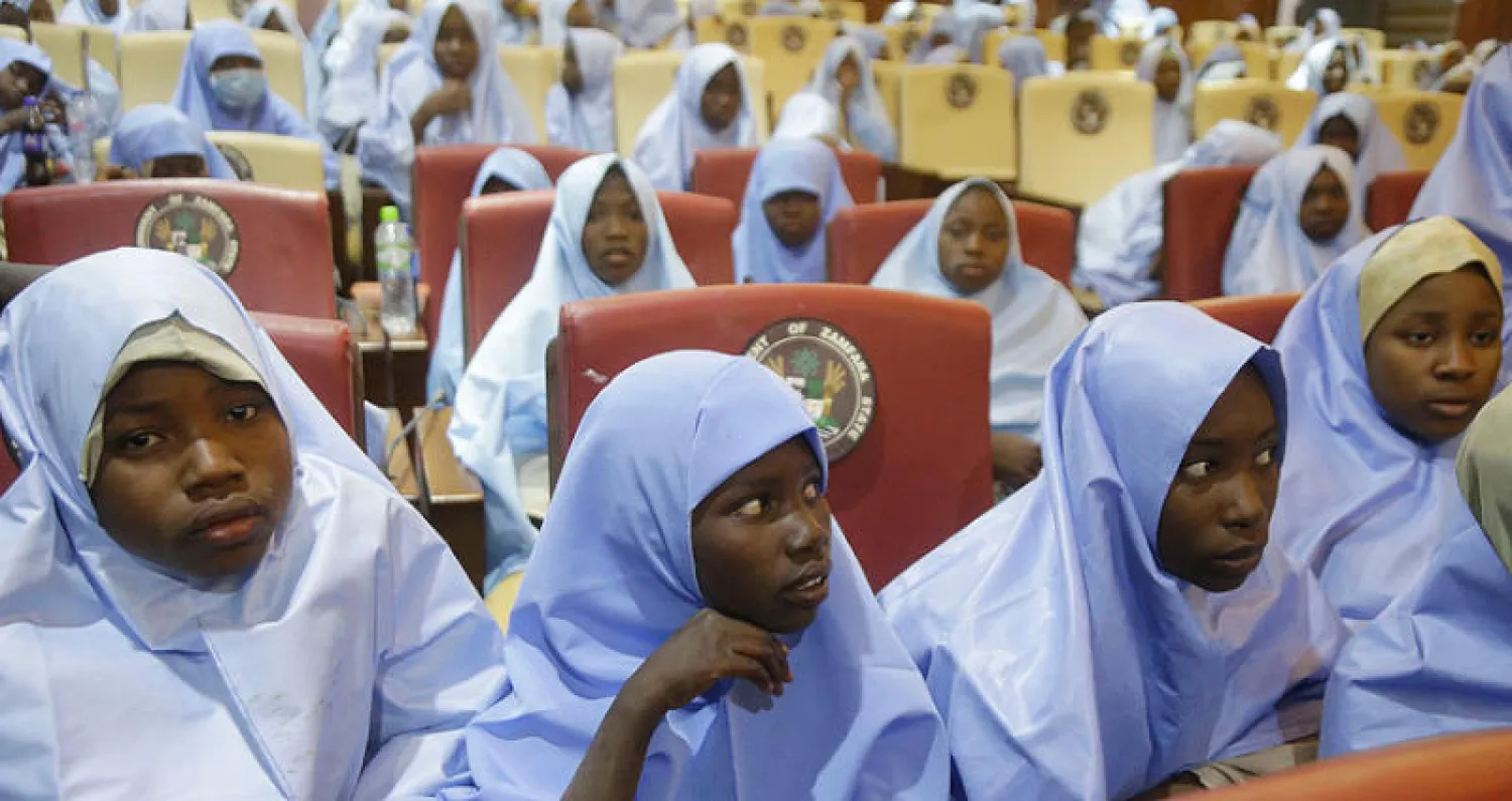 طالبات عقب إطلاق سراحهن في غوساو شمال نيجيريا كان اختطفهن مسلحون من المدرسة الثانوية الحكومية للبنات في جانغيبي (أ.ب)