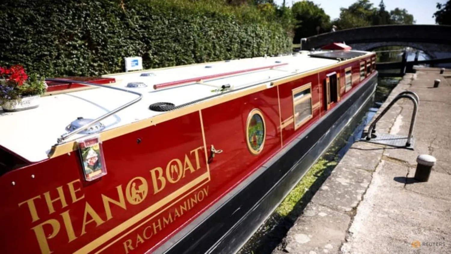 Music lovers in London can now enjoy classical performances with a difference - on a canal boat traversing the city’s waterways. (Reuters)