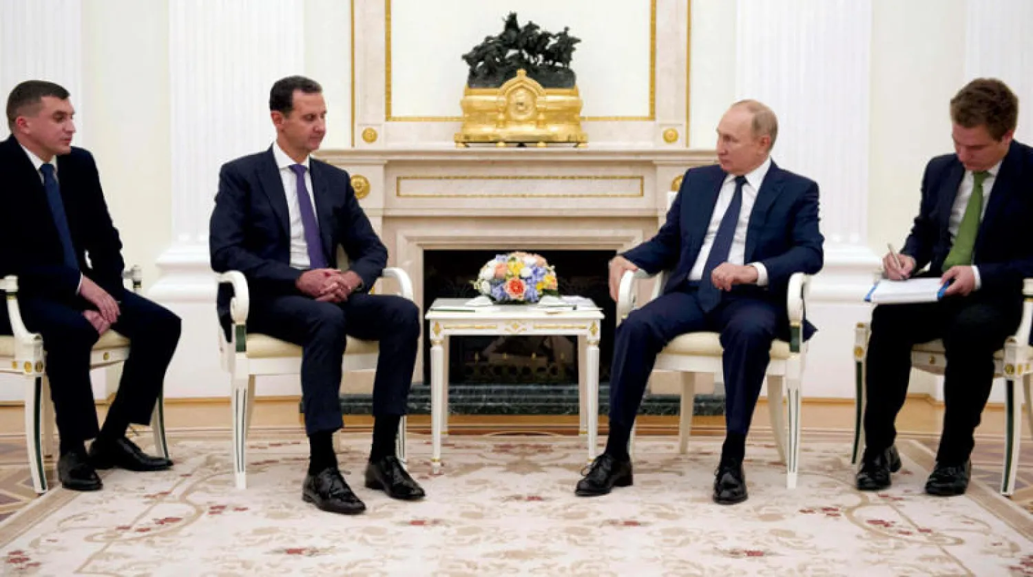 الرئيسان الروسي فلاديمير بوتين والسوري بشار الأسد ومترجماهما في موسكو (أ.ف.ب)