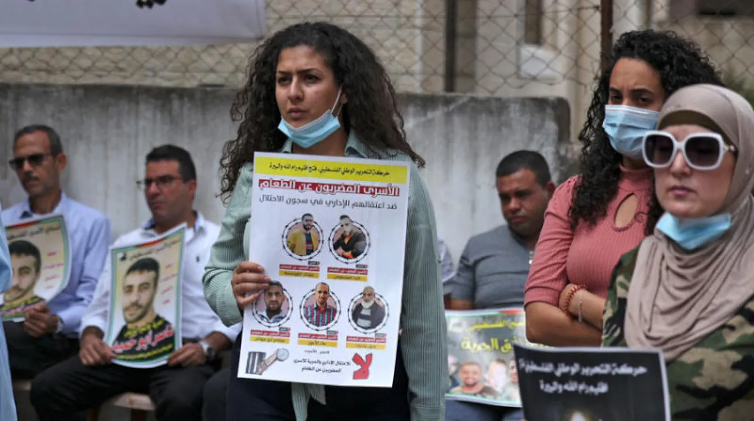 وقفة أمام مقر الصليب الأحمر الدولي في رام الله تضامناً مع الأسرى (أ.ف.ب)