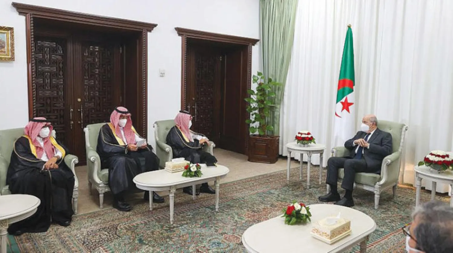 الرئيس الجزائري خلال استقباله وزير الخارجية السعودي يوم أمس (الشرق الأوسط)