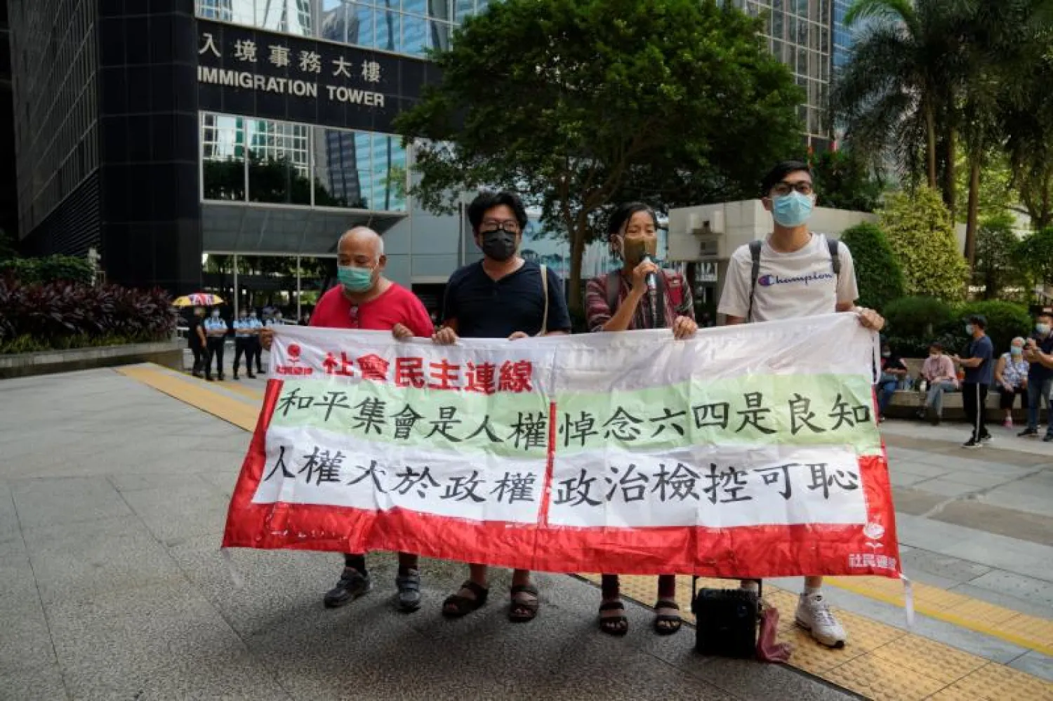 نشطاء خارج المحكمة التي أصدرت الأحكام في هونغ كونغ (أ.ب)