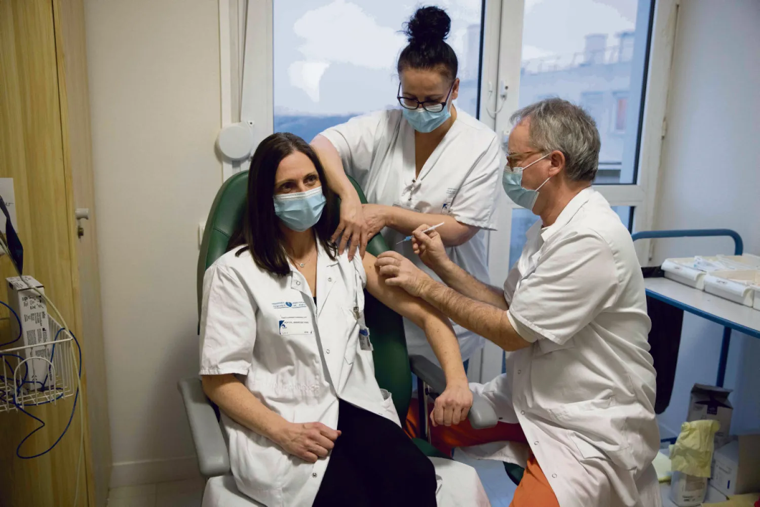 تلقيح ممرضة في أحد مستشفيات فرنسا (أ.ف.ب)