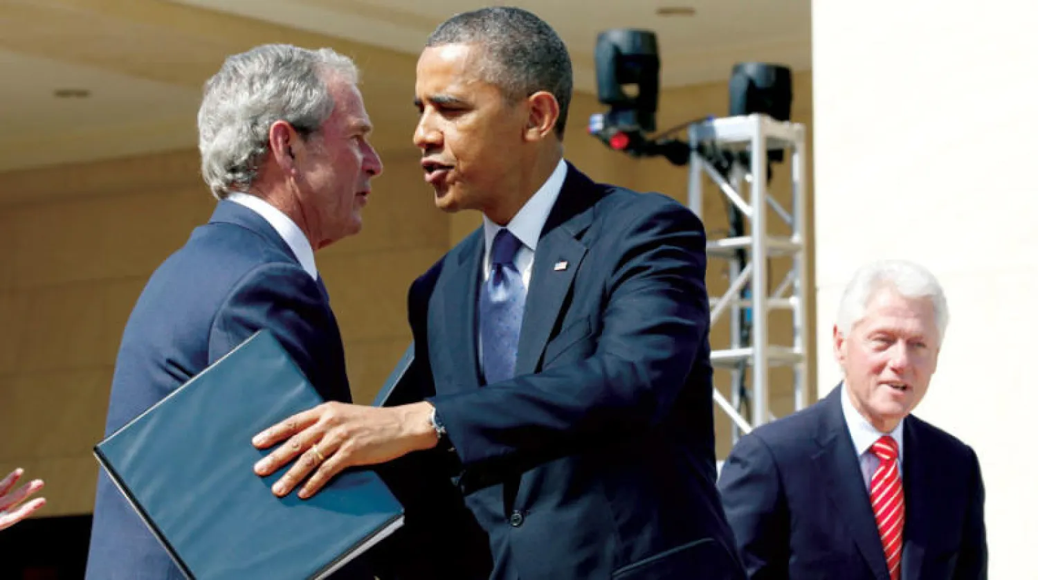 الرؤساء جورج بوش الابن (يسار) وباراك أوباما وبيل كلينتون بصفتهم رؤساء مشاركين فخريين في منظمة «أهلا بكم في الولايات المتحدة»... (رويترز)