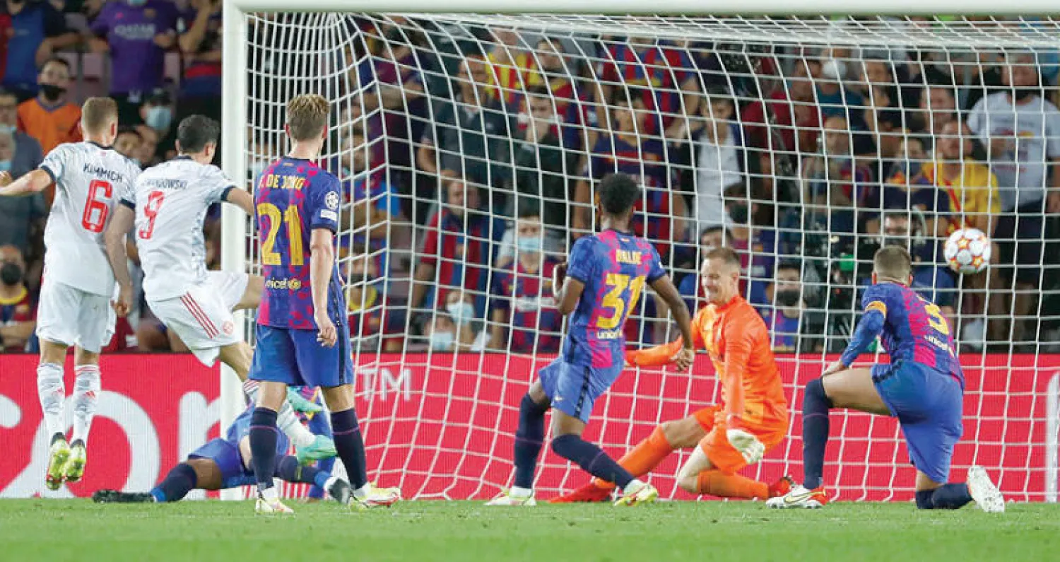 ليفاندوفسكي (الثاني من اليسار) يسجل ثالث أهداف البايرن في شباك مرمى برشلونة المنهار (أ.ب)