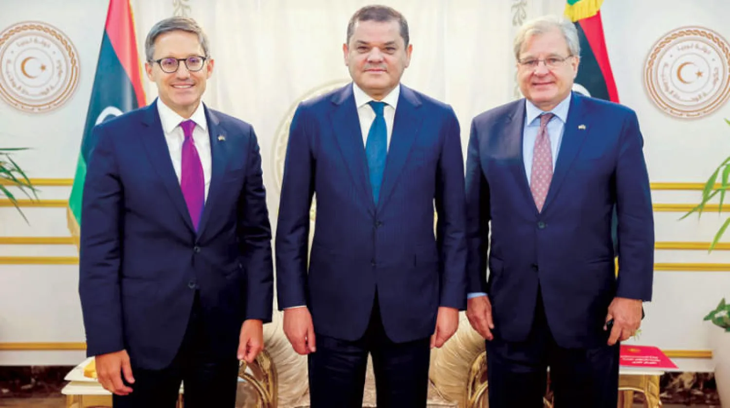 الدبيبة يتوسط مستشار وزارة الخارجية الأميركية والمبعوث الأميركي الخاص إلى ليبيا (الحكومة الليبية)