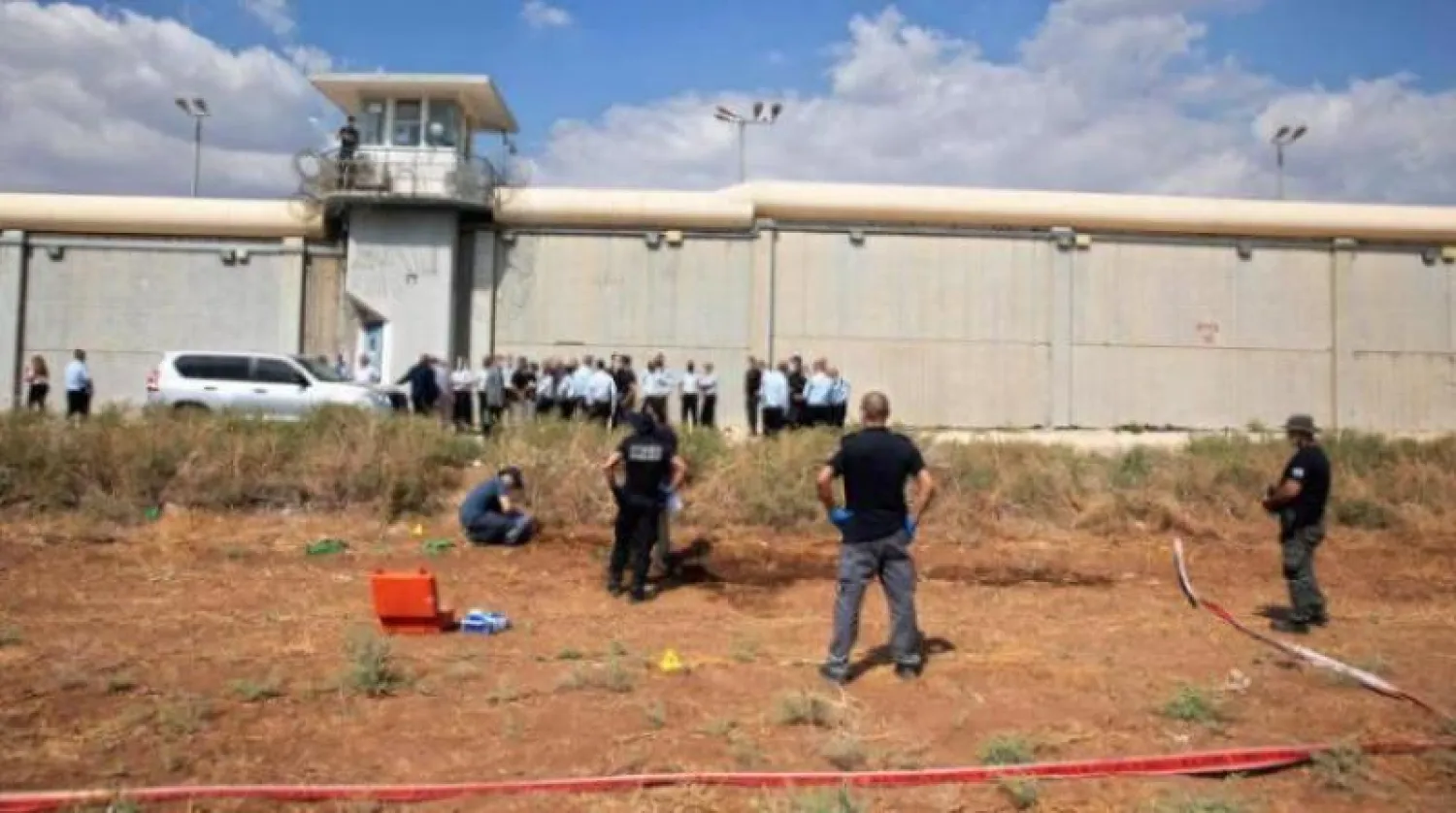 شرطيون وحراس إسرائيليون يفحصون سجن جلبوع من الخارج (أ.ب)