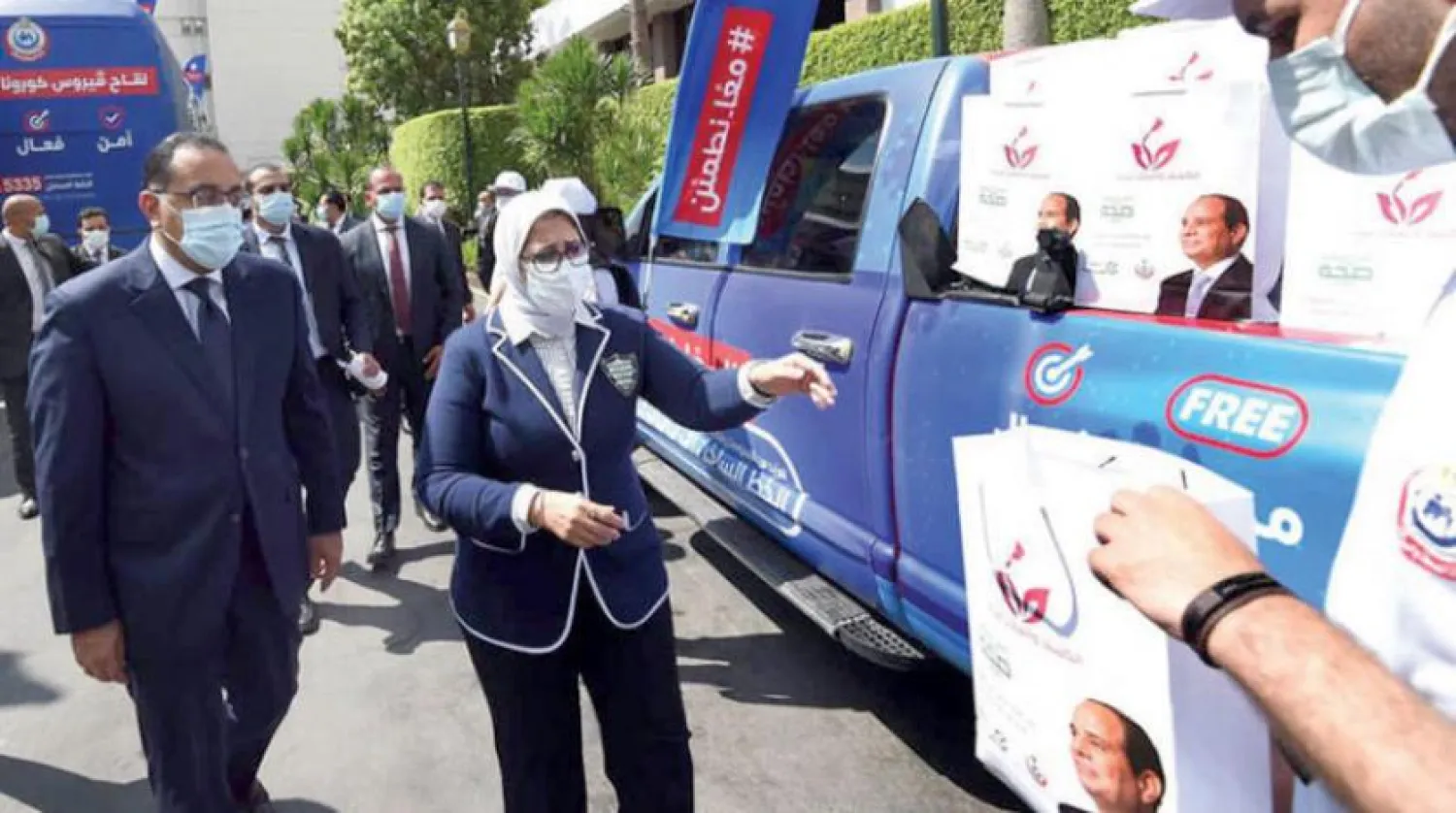 Vatandaşları yeni tip koronavirüse karşı aşı yaptırmaya teşvik etme kampanyası sırasında bulunan Mısır Başbakanı Mustafa Medbuli ve Mısır Sağlık Bakanı Hale Zayed (Mısır Bakanlar Kurulu Facebook sayfasından)