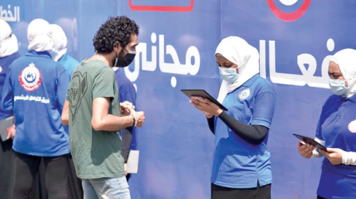 أثناء تسجيل بيانات المصريين لتلقي لقاح «كورونا» (وزارة الصحة المصرية)