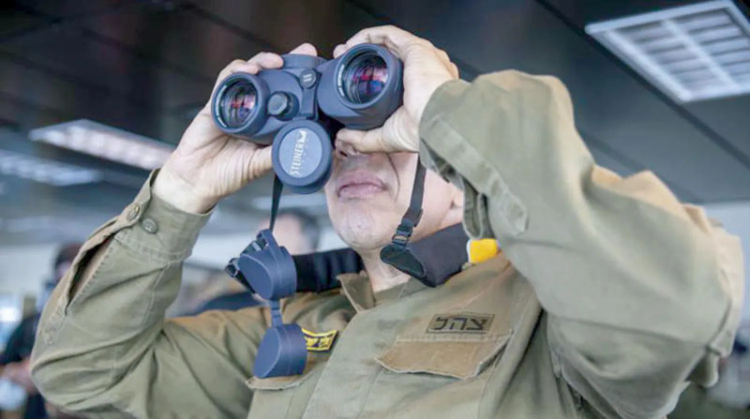 نائب الأدميرال إيلي شارفيت ينظر من على متن سفينة البحرية الإسرائيلية «أتسموت» في البحر الأبيض مطلع الشهر الحالي (أ.ب)