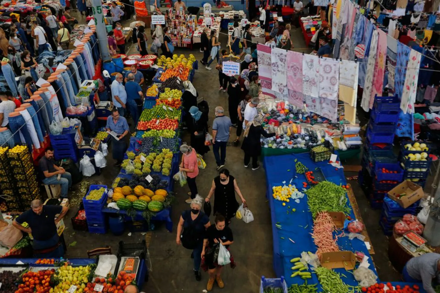 People shop at a local market, amid the coronavirus disease (COVID-19) outbreak, in Istanbul, Turkey September 14, 2021. REUTERS/Dilara Senkaya