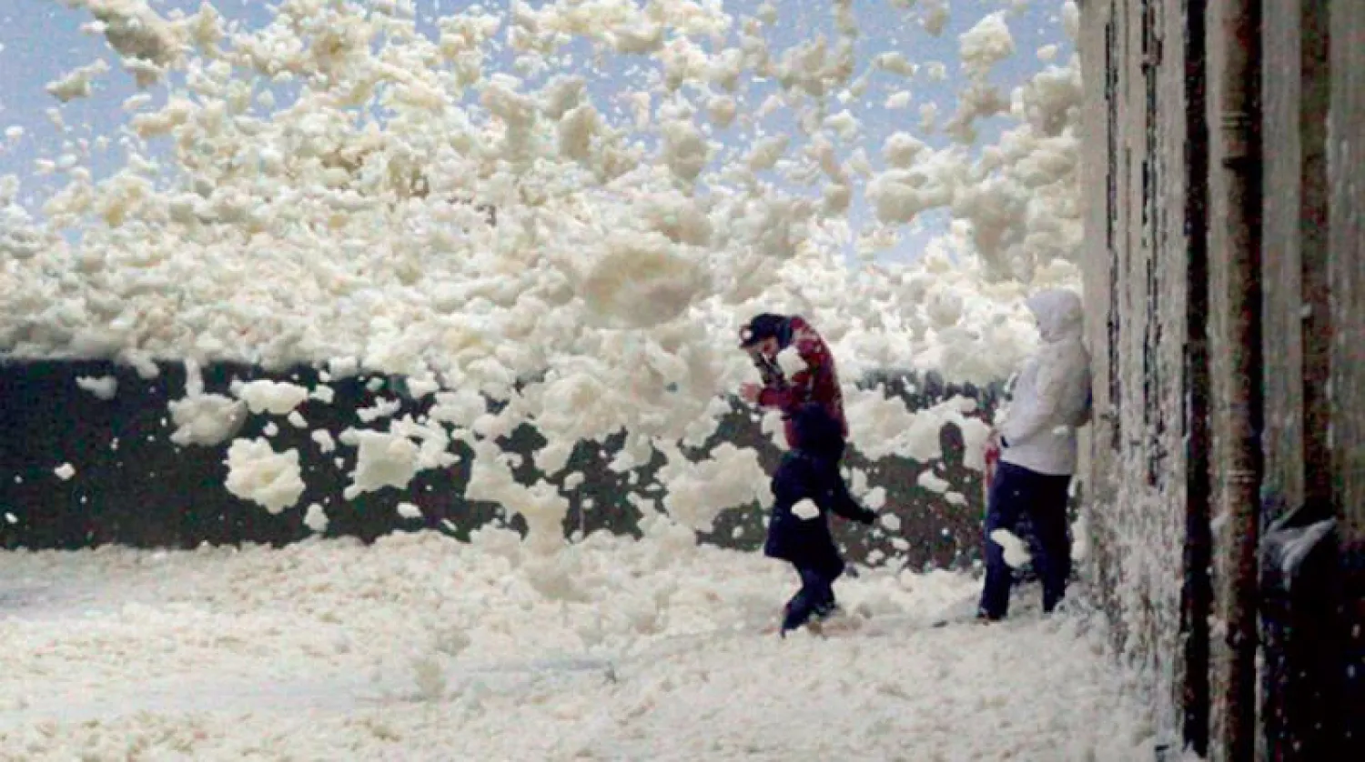 يثير ارتفاع أسعار الغاز الطبيعي المستمر مخاوف من مرور المستهلكين في أوروبا بشتاء قارس (رويترز)