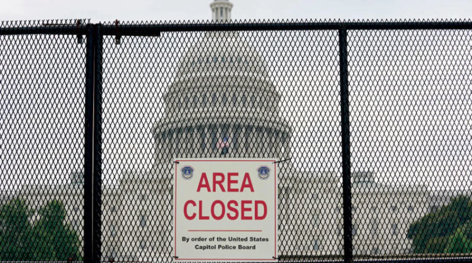 بدأت التحضيرات حول مبنى الكونغرس لعرقلة وصول المحتجين إلى المبنى وتم نصب سور أمني جديد حوله (رويترز)
