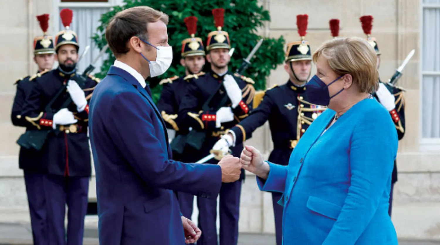 ماكرون يستضيف حليفته ميركل في الإليزيه الخميس... واختلفت ميركل مع بايدن بخصوص خط أنابيب الغاز الروسي والآن جاء دور ماكرون الذي يشعر بخيبة أمل من الحلف الأنغلوساكسوني الجديد (أ.ف.ب)