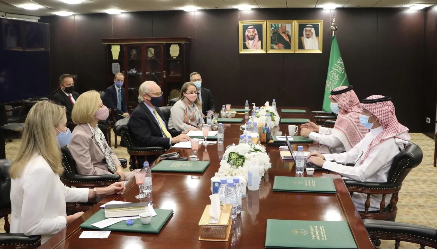 جانب من لقاء السفير محمد آل جابر مع المبعوث الأميركي تيم ليندركينغ في الرياض (واس)