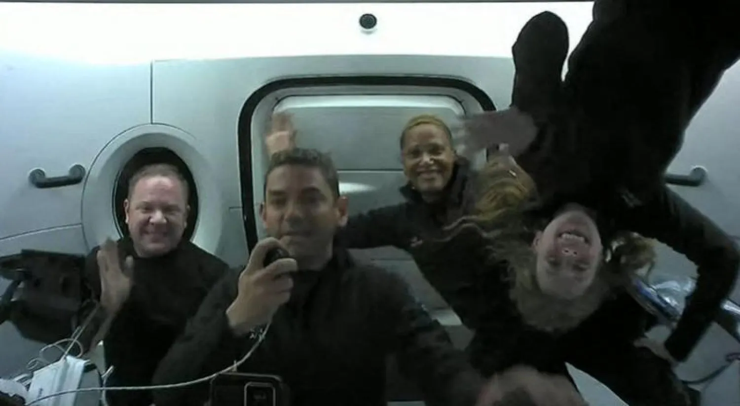 صورة من رحلة ركّاب كبسولة «سبايس اكس» (أ.ف.ب)