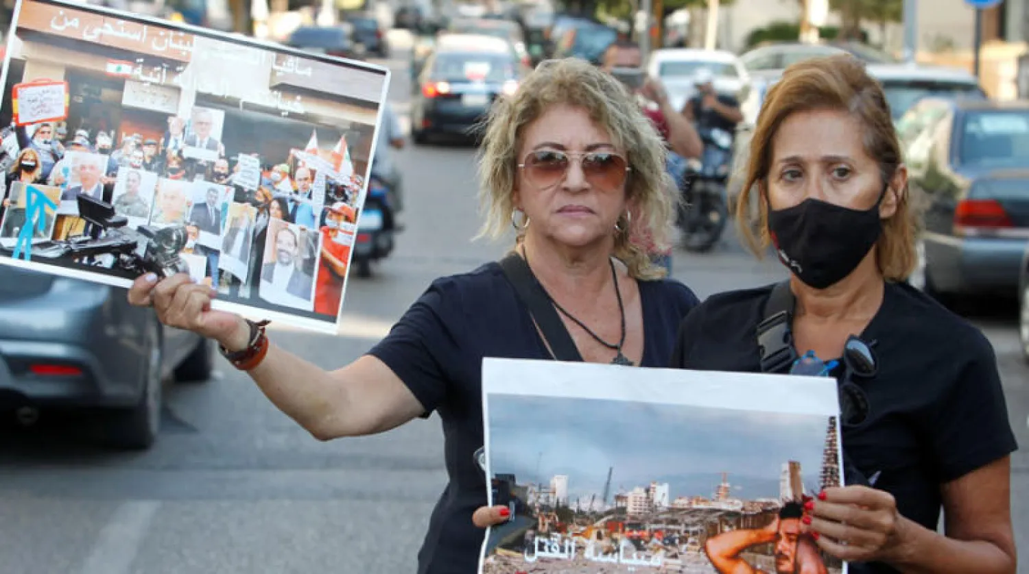 عائلات ضحايا انفجار مخزن {نيترات الأمونيوم} في مرفأ بيروت خلال احتجاج أمام البرلمان اللبناني في 12 أغسطس الماضي (رويترز)