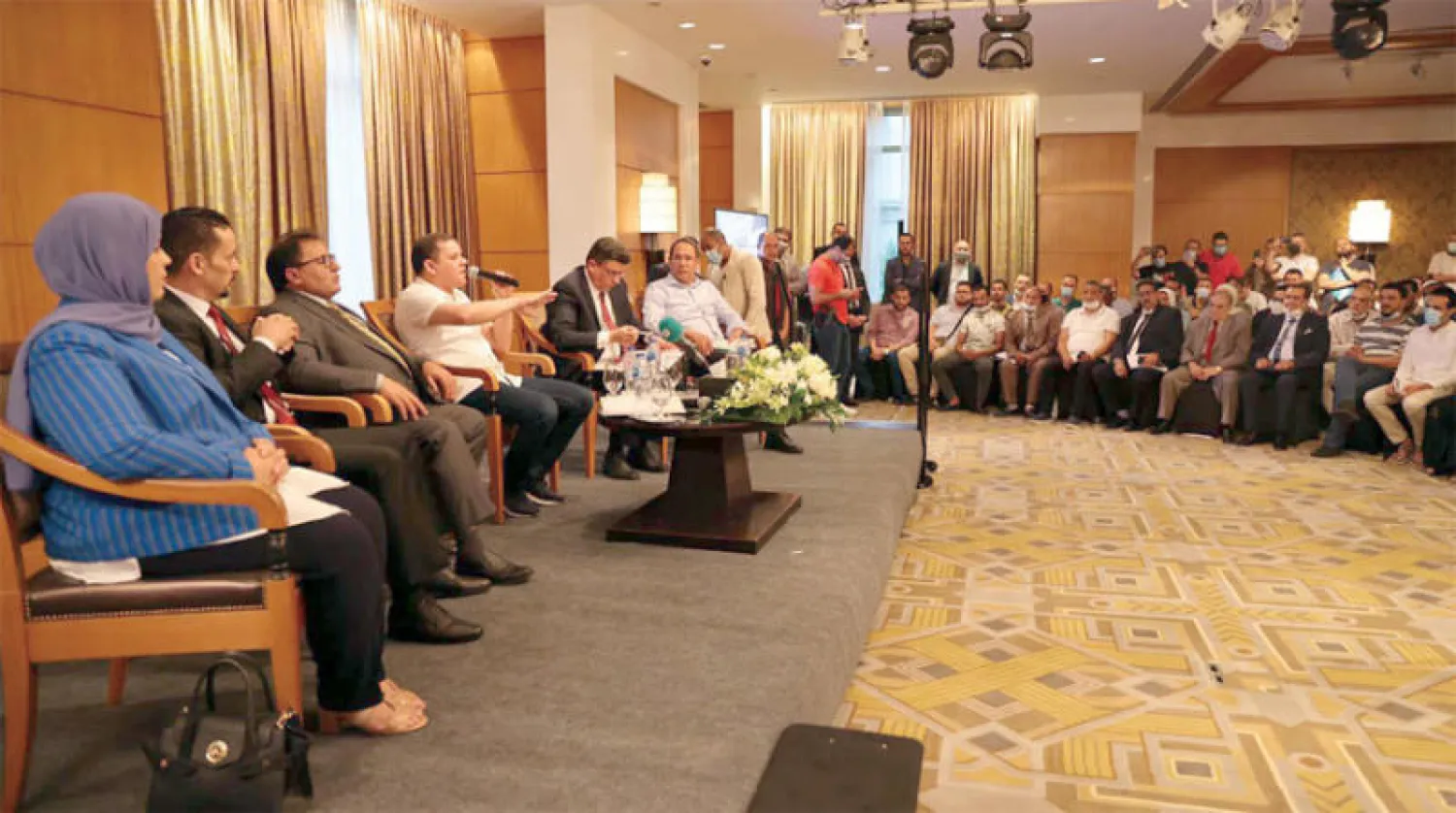 عبد الحميد الدبيبة خلال لقائه عدداً من جالية بلاده في القاهرة مساء أول من أمس (الحكومة الليبية)