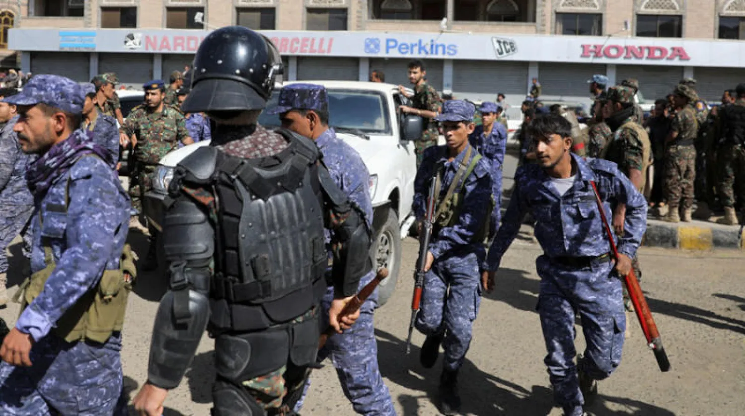 عناصر مسلحة حوثية تنتشر لدى تنفيذ عمليات الإعدام في صنعاء أمس (رويترز)