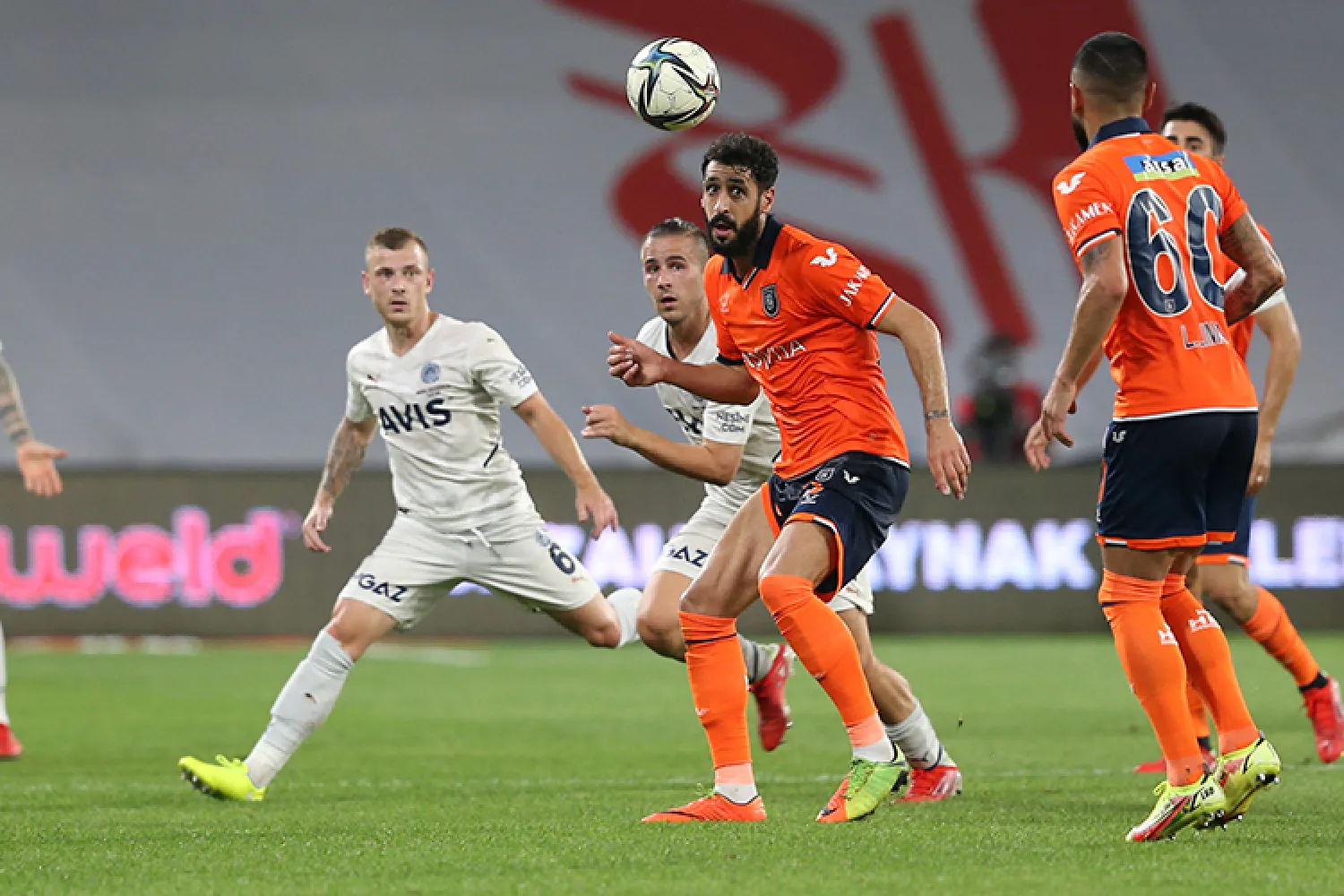 Fenerbahçe, ilk mağlubiyetini Başakşehir karşısında aldı