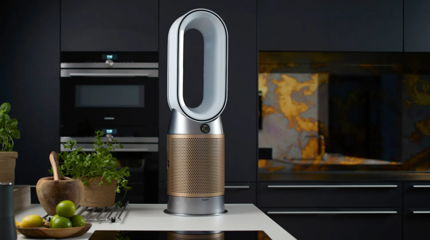 جهاز دايسون لتنقية الهواء Hot + Cool Formaldehyde على منضدة المطبخ