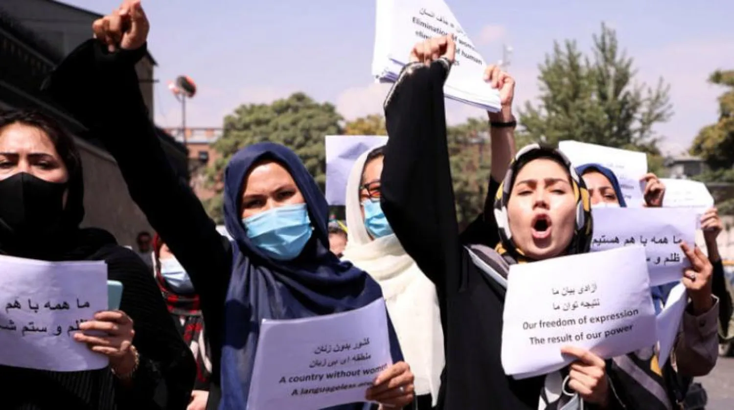 Afgan kadınları eğitim ve iş hayatındaki başarılarının korunmasını talep ettikleri bir protestoda (Reuters)