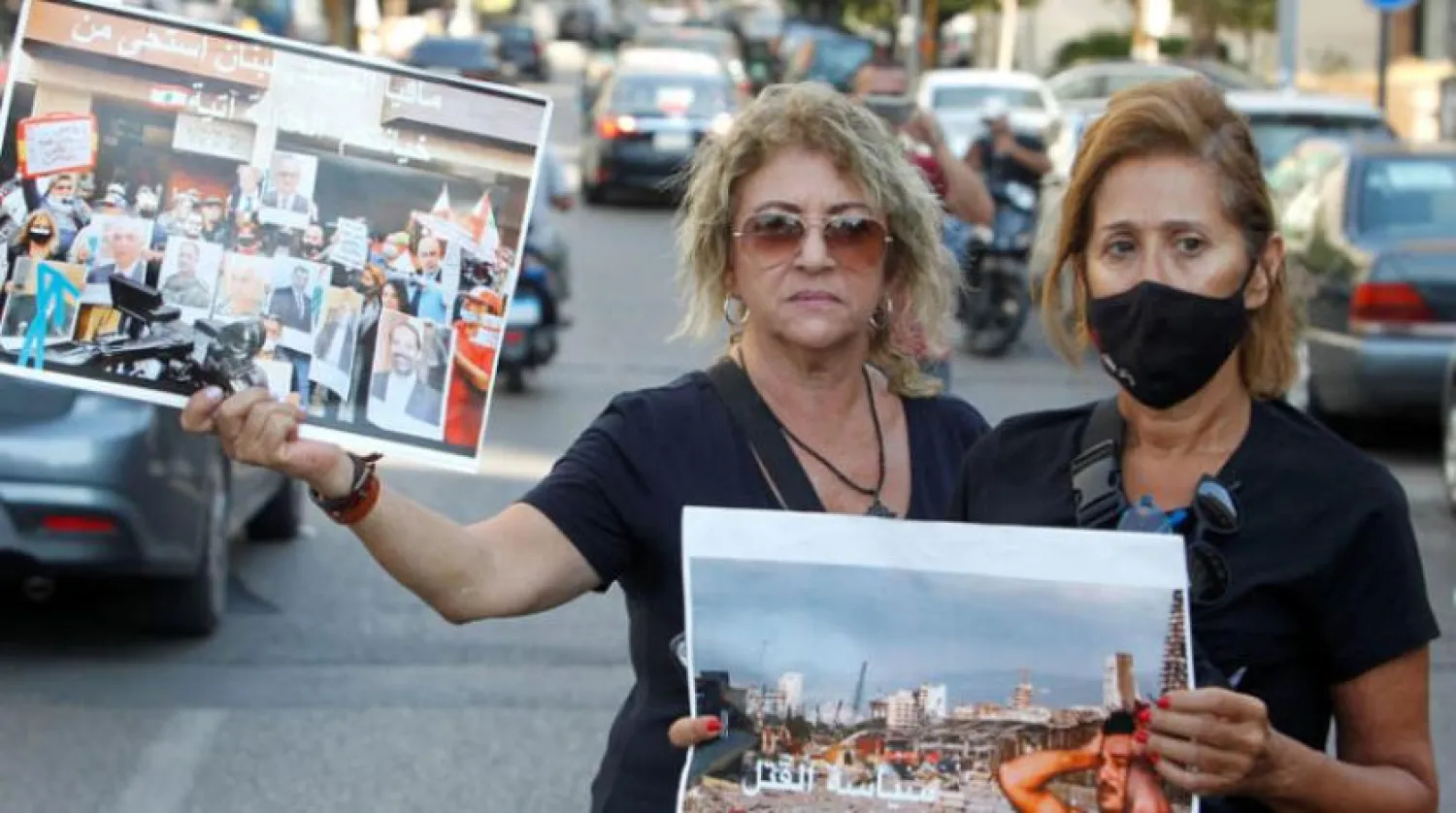 Beyrut Limanı’nda bulunan amonyum nitrat deposundaki patlamanın kurbanlarının aileleri, 12 Ağustos’ta Lübnan Parlamentosu önünde düzenlenen protesto sırasında (Reuters)