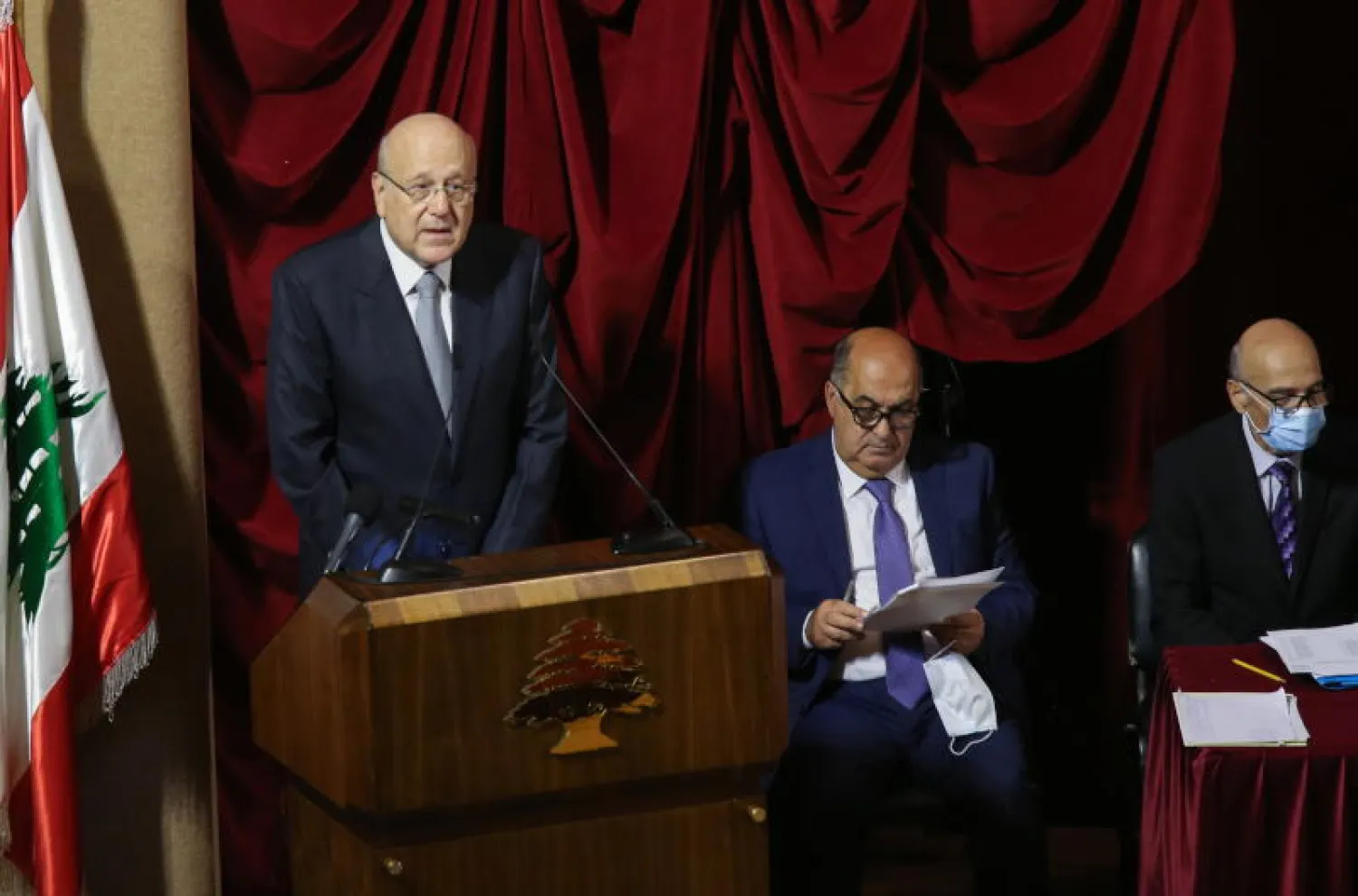 رئيس الوزراء اللبناني نجيب ميقاتي يلقي كلمته في مجلس النواب (إ.ب.أ)