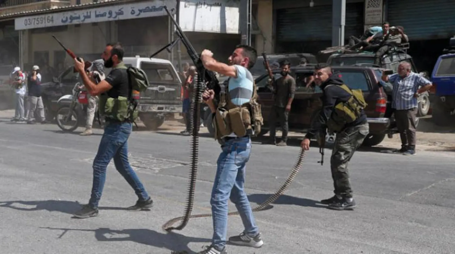 Hizbullah militanları, Perşembe günü İran yakıtının gelişini kutlamak için Baalbek'te hava ateş açtı (AP)