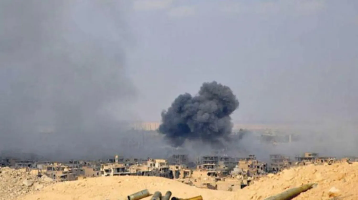 Rejimin Suriye çölünde düzenlediği hava saldırılarına ait arşiv fotoğrafı.