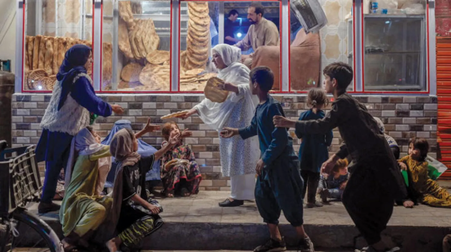 مئات آلاف النساء دخلن إلى سوق العمل غالباً بدافع الضرورة بعدما أصبح كثير منهن أرامل بعد نزاع استمر عقدين (أ.ف.ب)