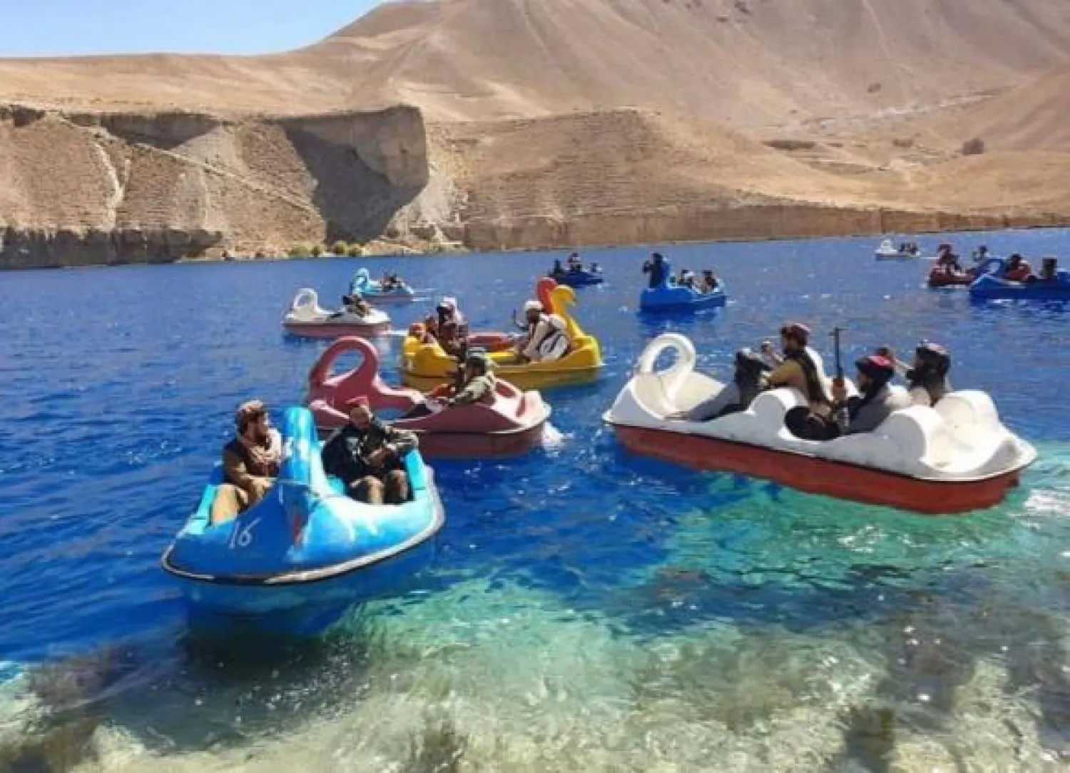 صورة تظهر مقاتلي «طالبان» أثناء ركوبهم القوارب (ذا صن)