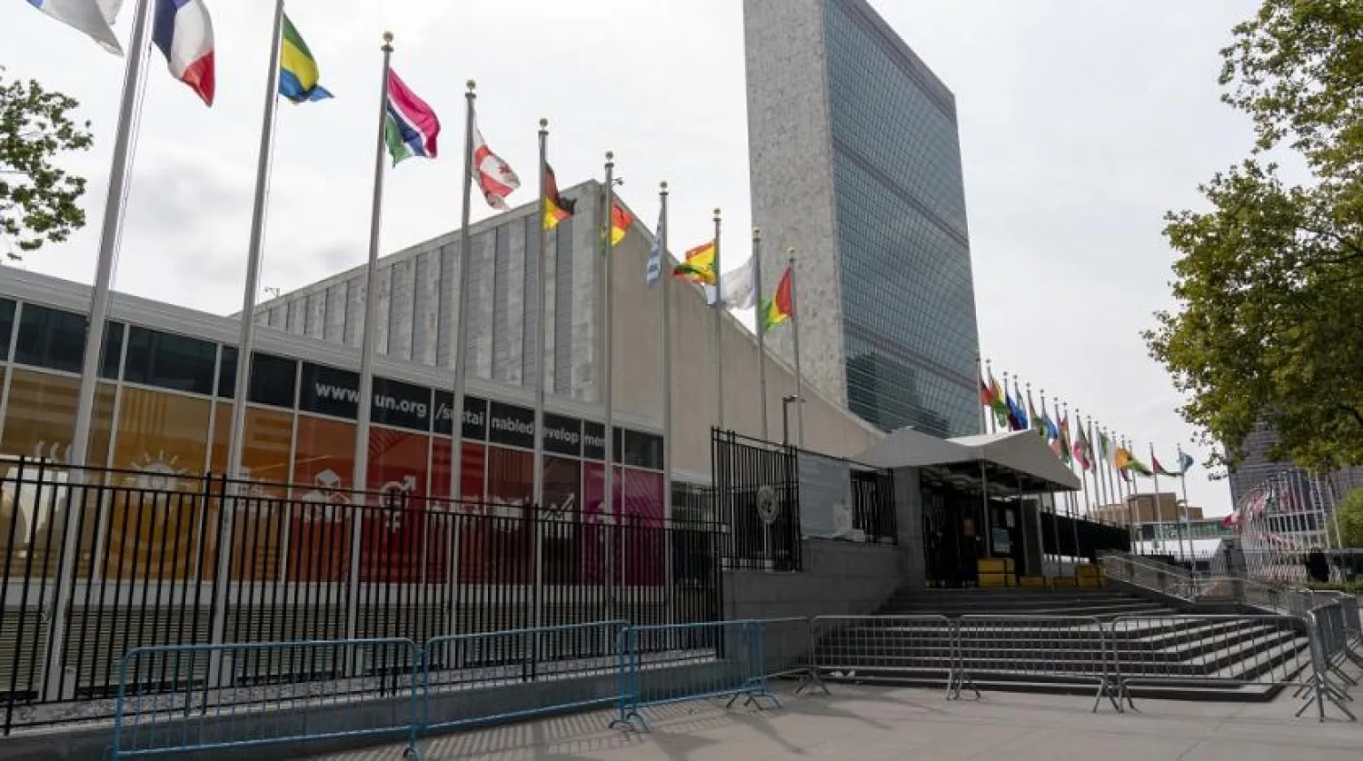  Metal barricades line the shuttered main entrance to the United Nations headquarters in New York City, New York, US, Sept. 18, 2020. (AP)

