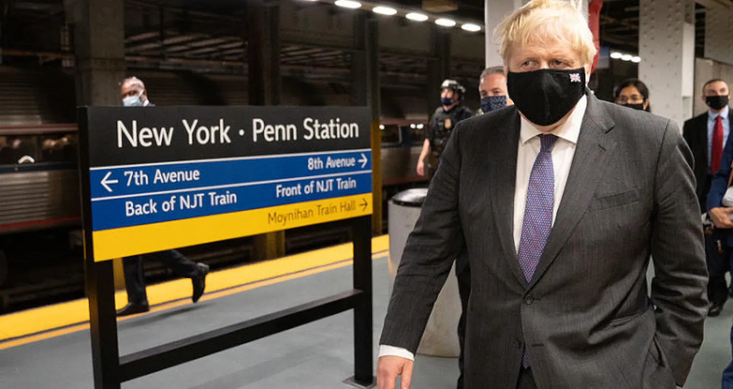 رئيس الوزراء البريطاني في محطة قطار بنيويورك حيث استقل قطاراً أمس متوجهاً إلى واشنطن للقاء الرئيس الأميركي في البيت الأبيض (د.ب.أ)