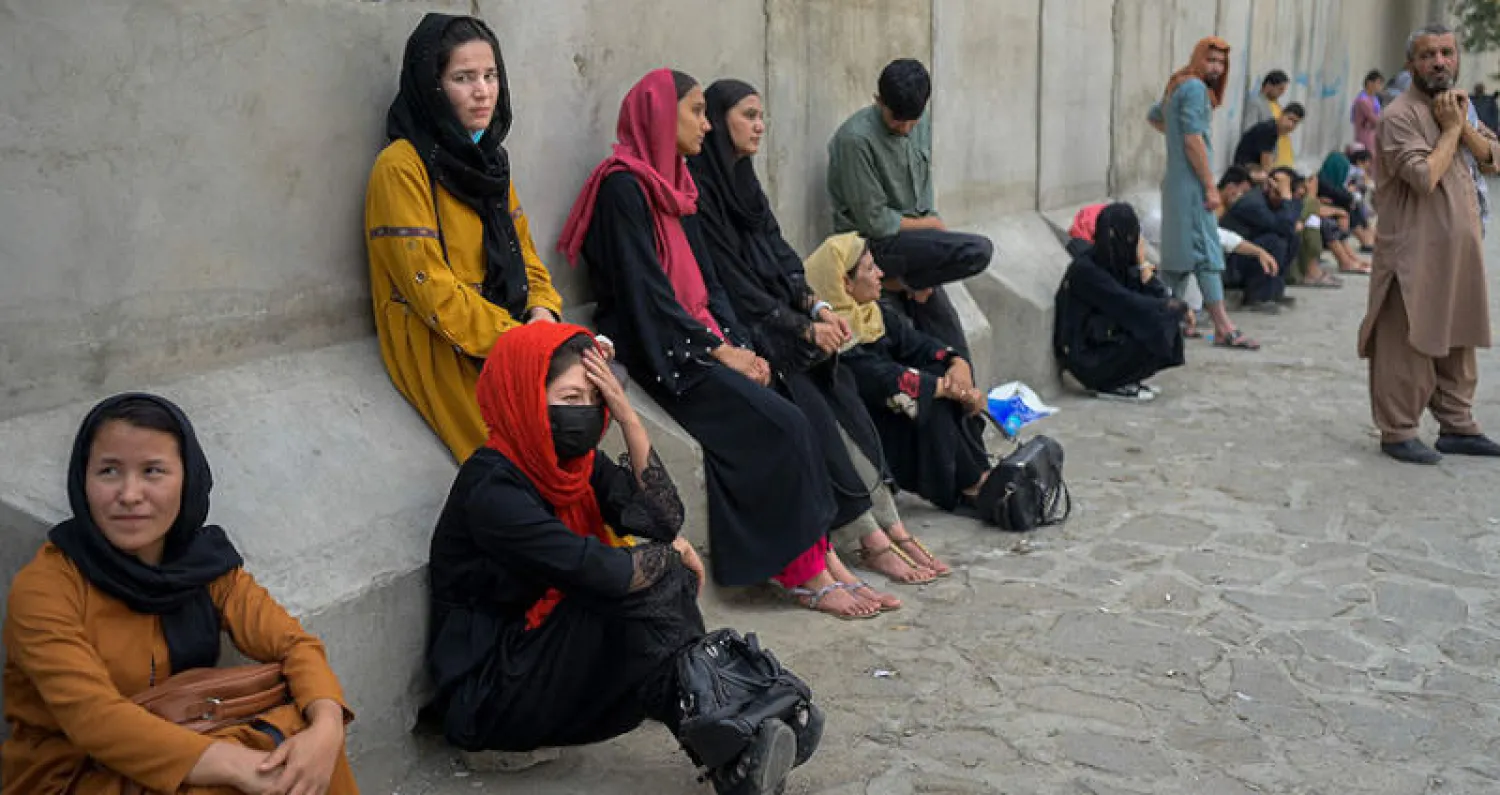 مواطنون ينتظرون أمام مصرف بالعاصمة الأفغانية يوم الاثنين (أ.ف.ب)