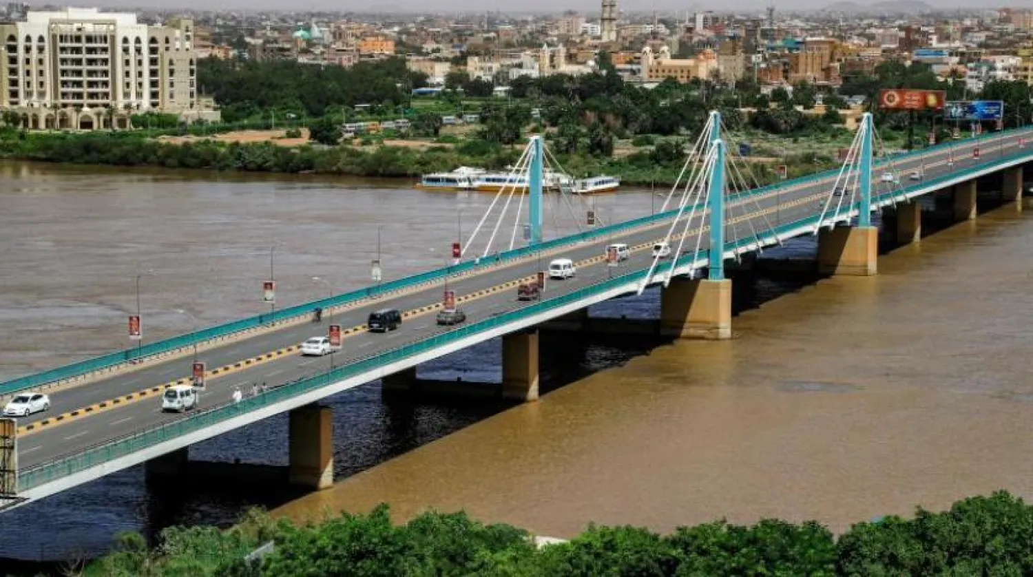 Sudan'ın başkentini Kuzey Hartum şehrine bağlayan Mavi Nil üzerindeki Al-Mak Nimr Köprüsü'nün bugün çekilmiş bir fotoğrafı (AFP)
