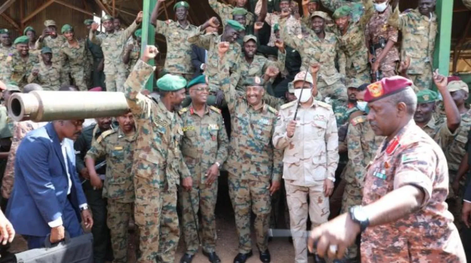 Sudan Egemenlik Konseyi Başkanı Orgeneral Abdulfettah el-Burhan Zırhlı Birlikler Karargahı'nı ziyaret etti (SUNA)
