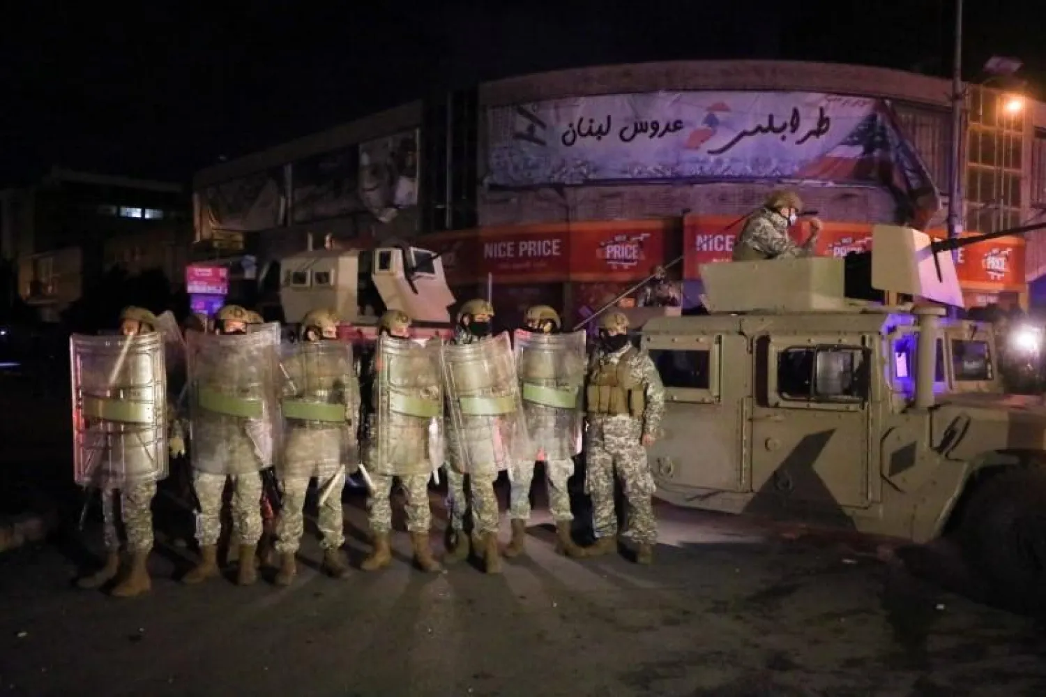 عناصر من الجيش اللبناني يقفون وسط مدينة طرابلس (أرشيفية-رويترز)