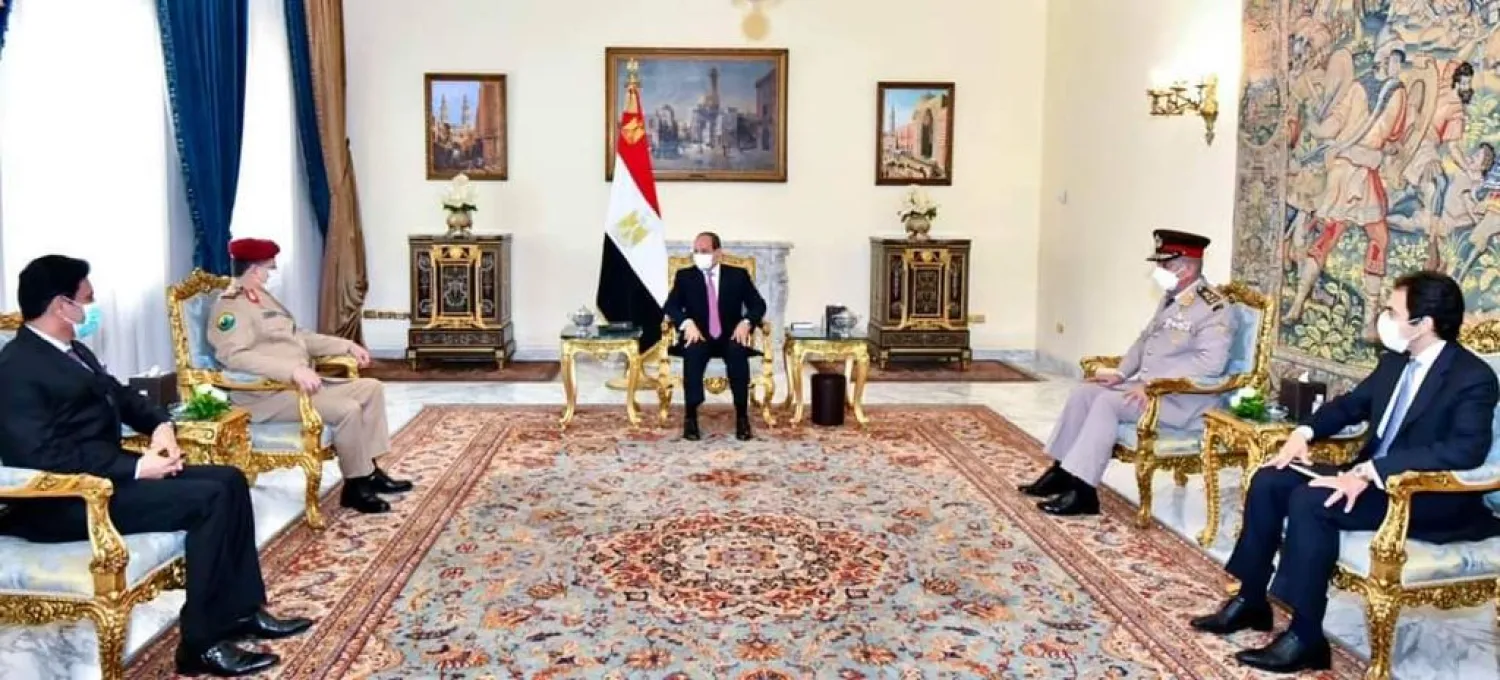 Egyptian President Abdul Fattah al-Sisi met with Yemeni Defense Minister Lt. Gen. Mohammed Al-Maqdashi on Monday (Saba)