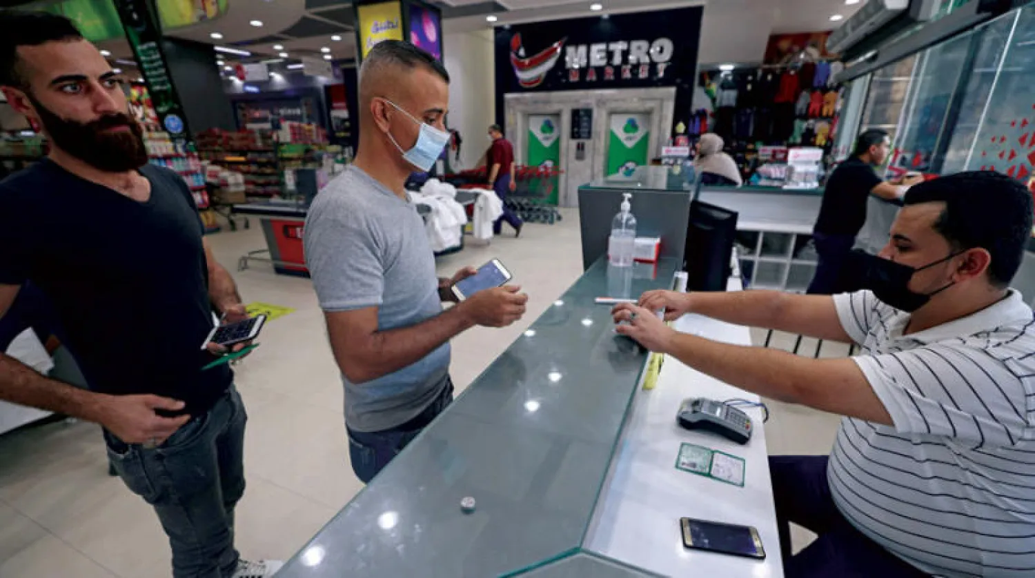 تسلم فلسطينيين في غزة لمساعدات مالية أممية الأسبوع الماضي (أ.ف.ب)