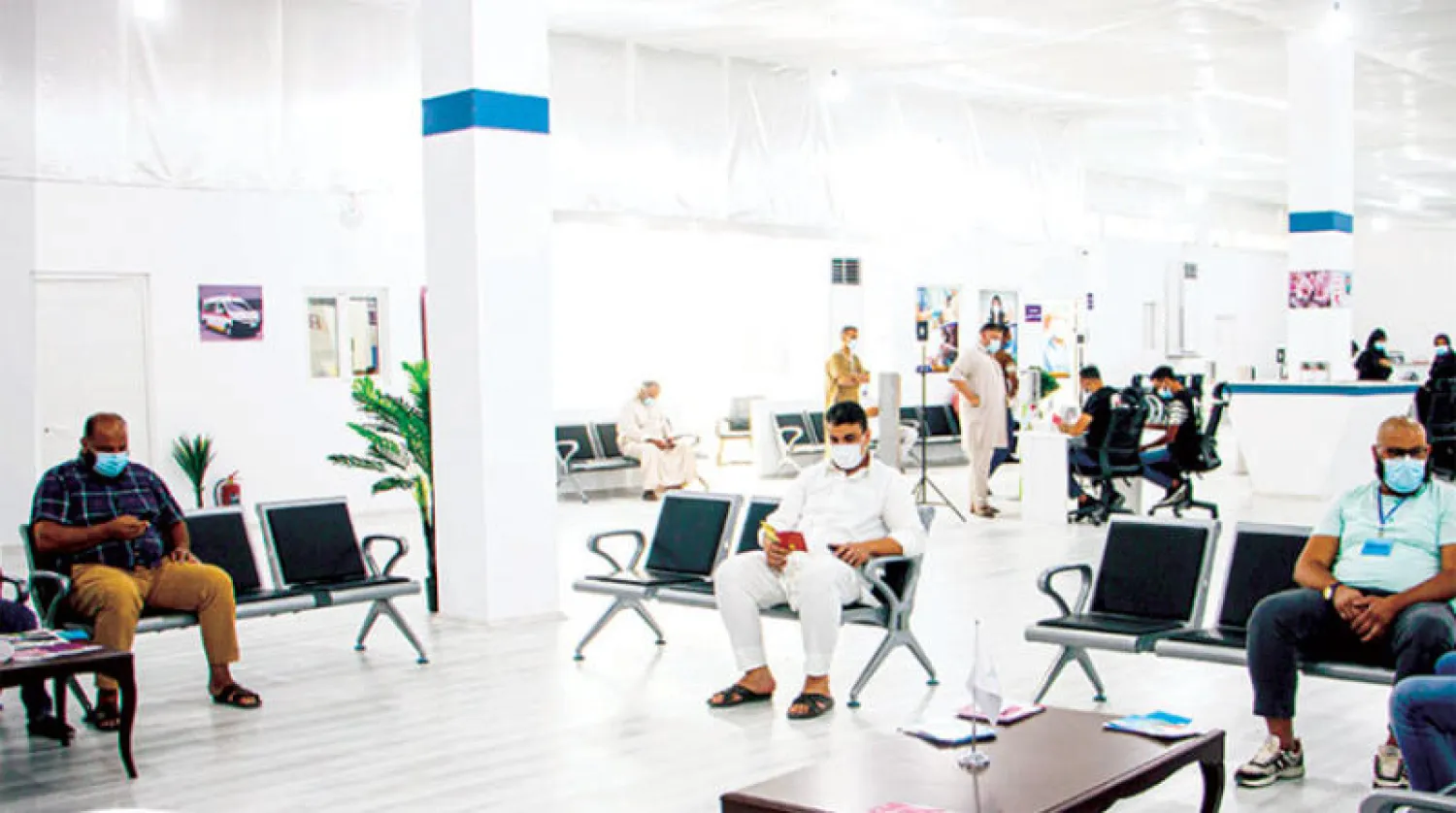 ليبيون ينتظرون دورهم لتلقي لقاح «كورونا» في مجمع التطعيمات بمصراتة (مركز مصراتة الطبي)