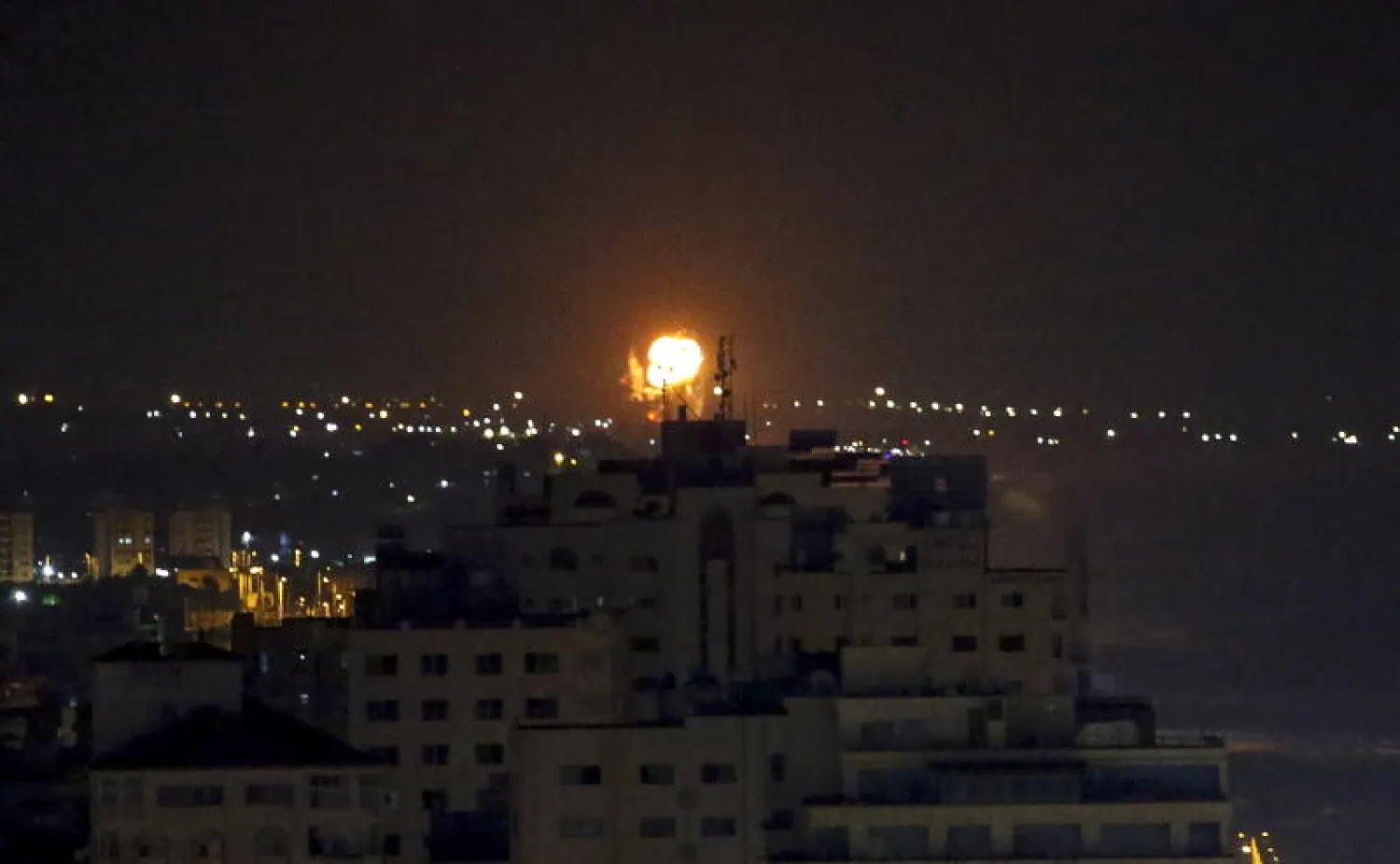 نيران ودخان يتصاعد جراء غارة جوية على جنوب قطاع غزة (أرشيفية - إ.ب.أ)