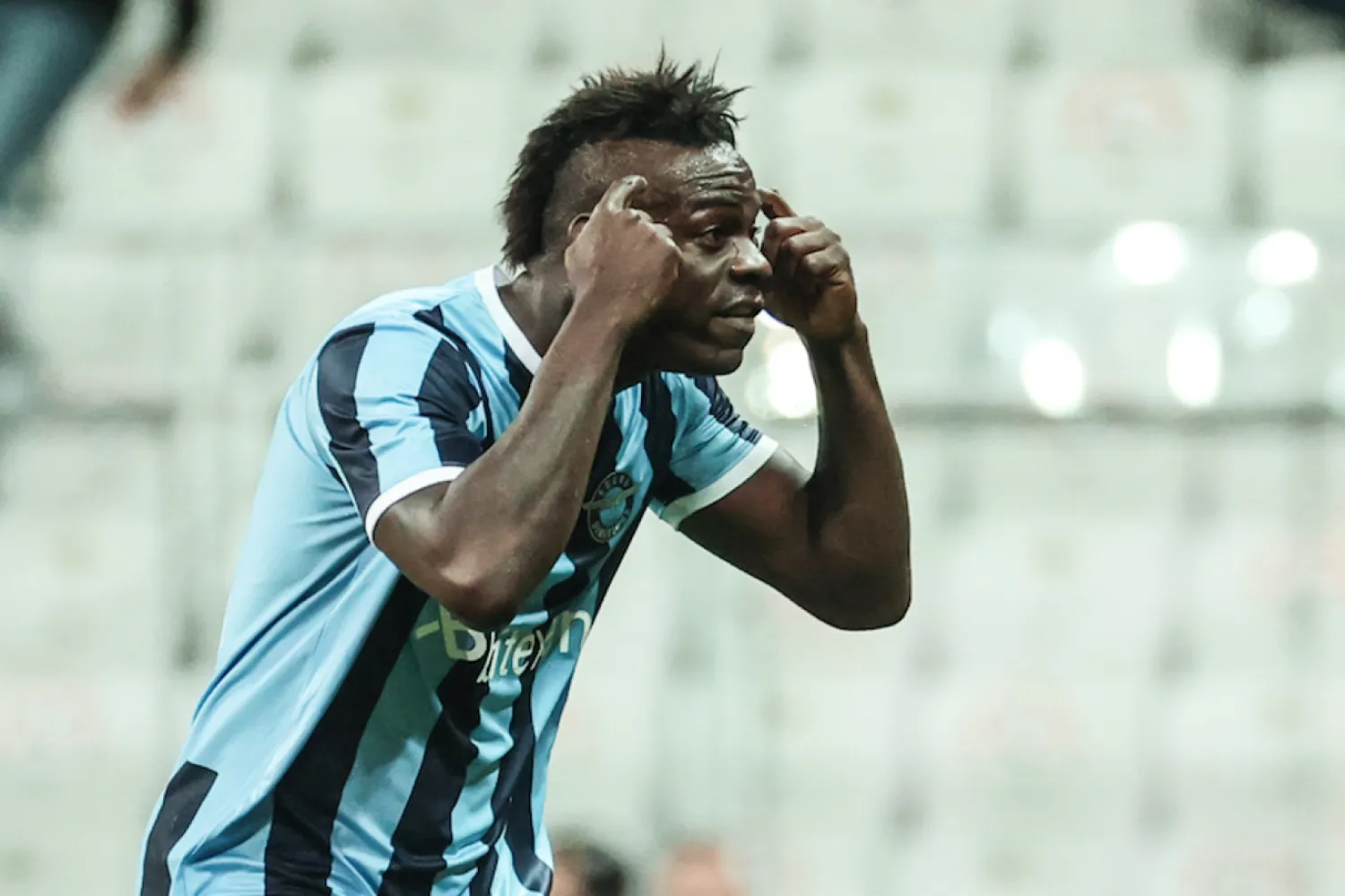 Balotelli, gol sonrası Beşiktaş kulübesini işaret ederek yaptığı hareketlerden dolayı sarı kart gördü. Fotoğraf: AA

