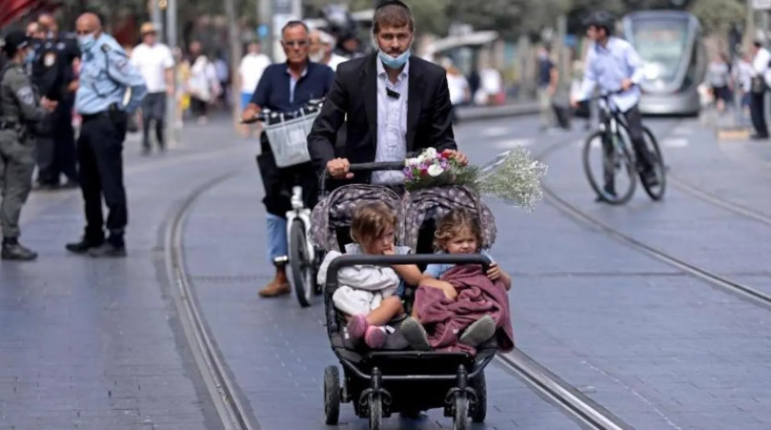 Kudüs’te maske ile dolaşan İsrailliler (AFP)