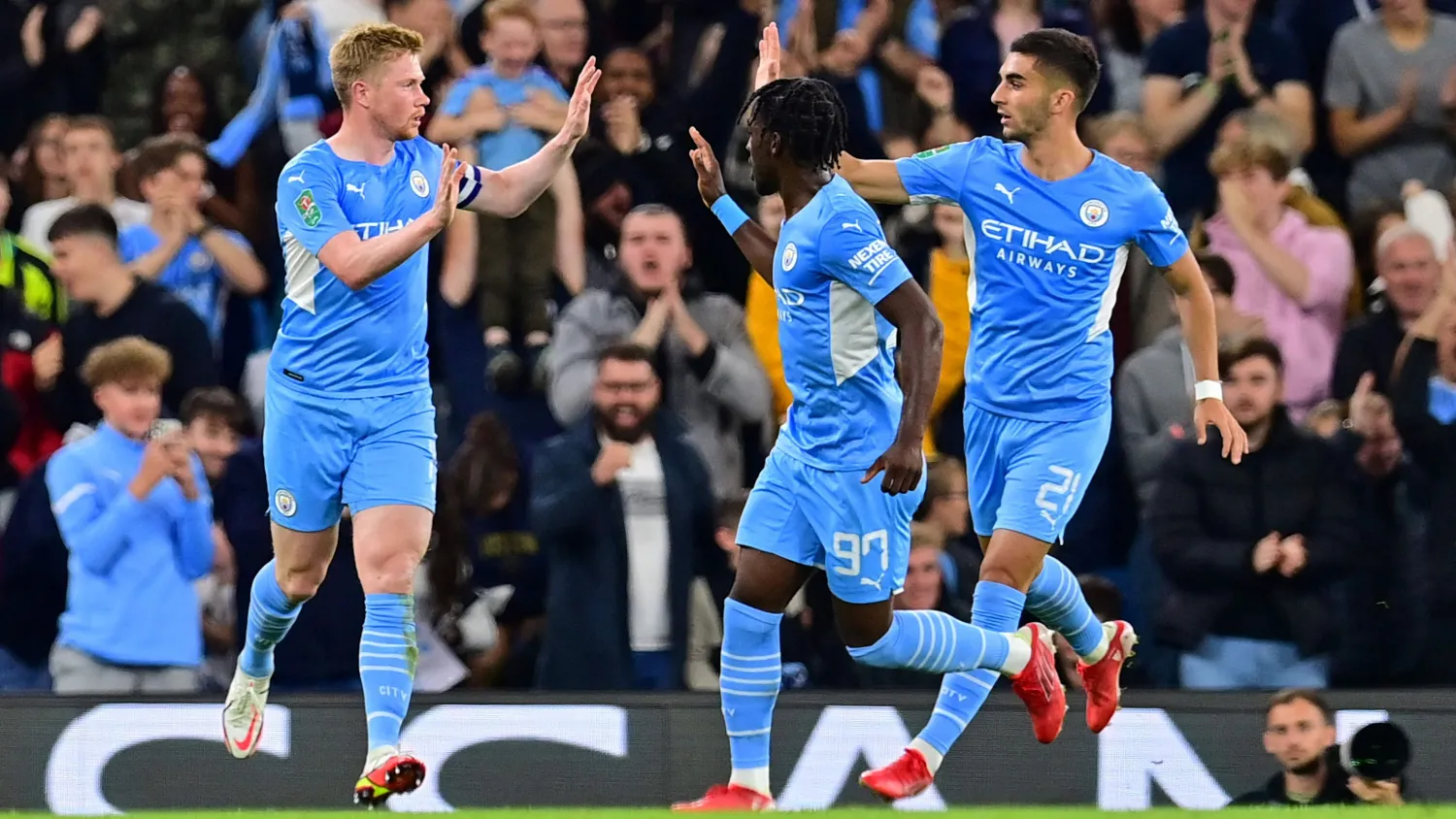 Manchester City midfielder Kevin De Bruyne (L) celebrates scoring against Wycombe. Paul ELLIS AFP
